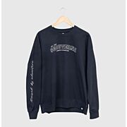 Sweatshirt Scouterna Marin hängande på galge mot vägg