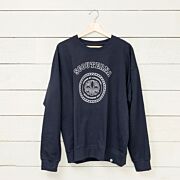 Sweatshirt knut marin hängandes på galge mot vägg
