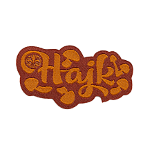 Märke hösthajk i röd och orange färg med texten Hajk och scoutsymbol och svampar runt texten