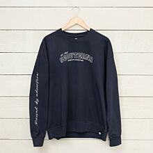 Sweatshirt Scouterna Marin hängande på galge mot vägg