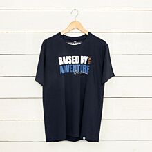 T-shirt R.B.A hängades på galge mot vägg